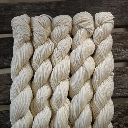 We offer some of our yarns on mini skeins of 20 grams, in half-kilo0 ...